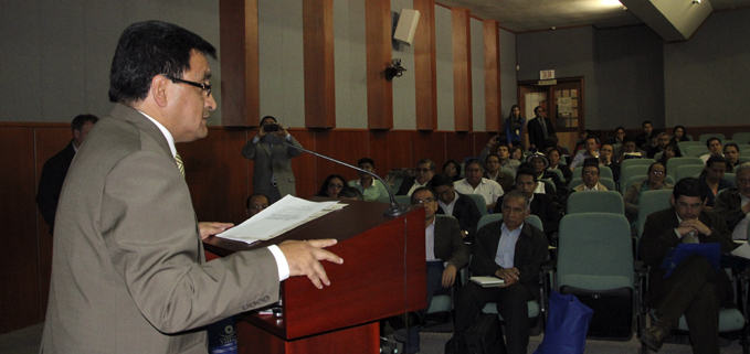 Cesar Vasquez, Vicerrector Sede Cuenca presentando su ponencia