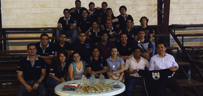 Integrantes del Club de Robótica de la  UPS sede Guayaquil.