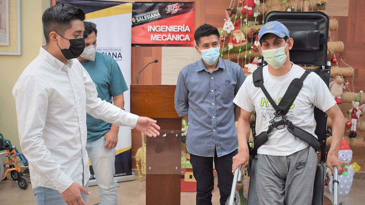 Estudiantes de la sede Cuenca junto a paciente de la Fundación HOPE durante la demostración del uso de dispositivo