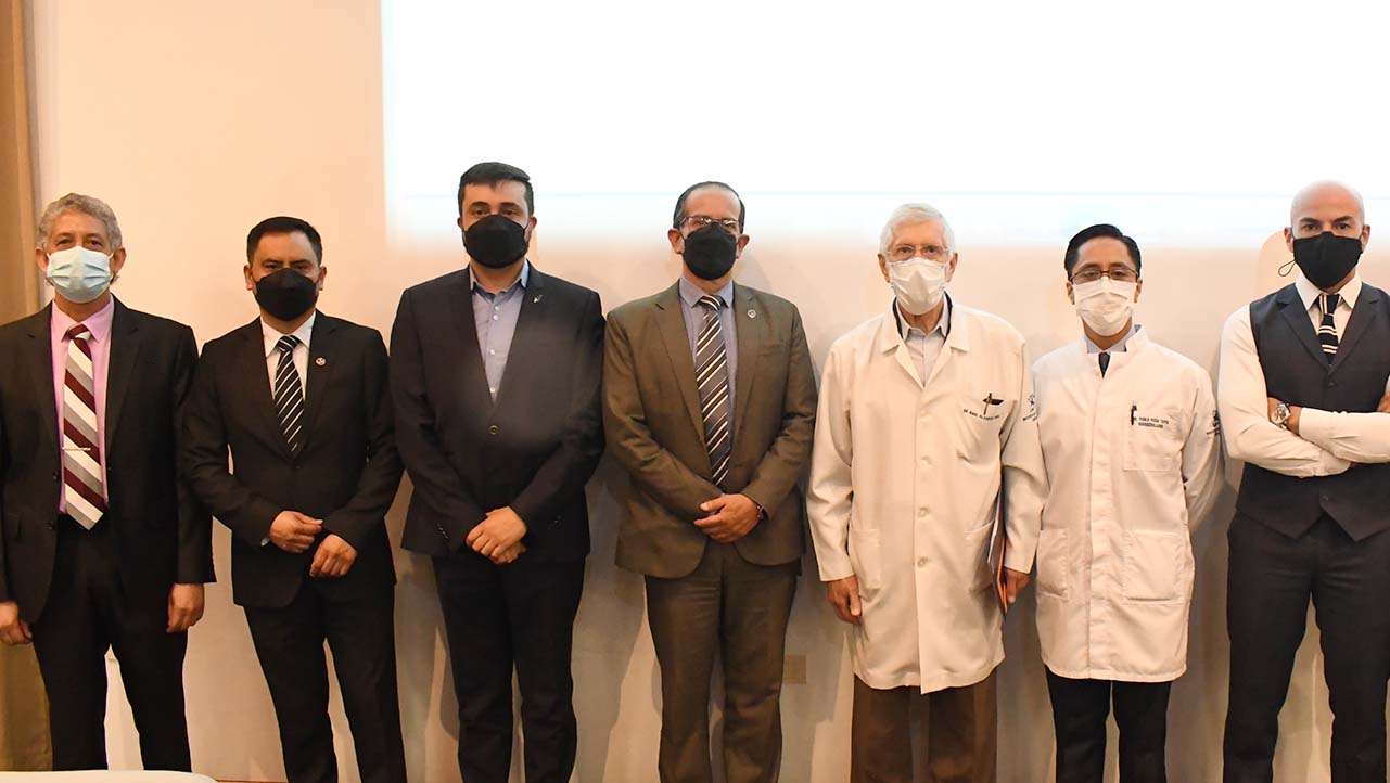 Autoridades e Investigadores de la UPS junto a Médicos de la ciudad, productores de prótesis óseas personalizadas