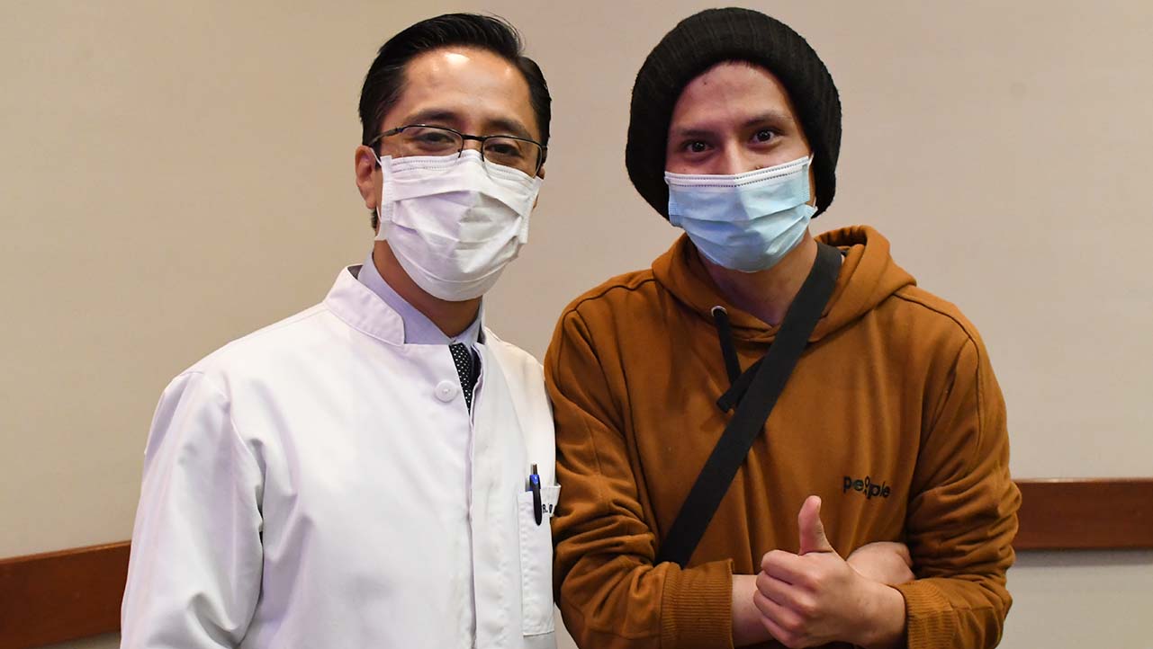 Médico Neurocirujano y junto a un paciente con intervención de prótesis ósea 