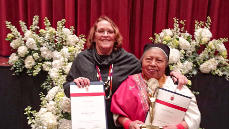 Milagros Aguirre y Blanca Chancosa recibieron el premio José Peralta
