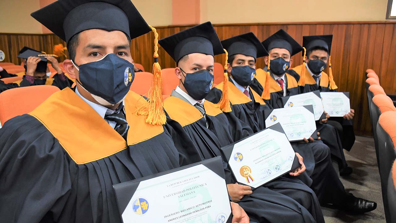 Graduados de la carrera de Ingeniería Automotriz