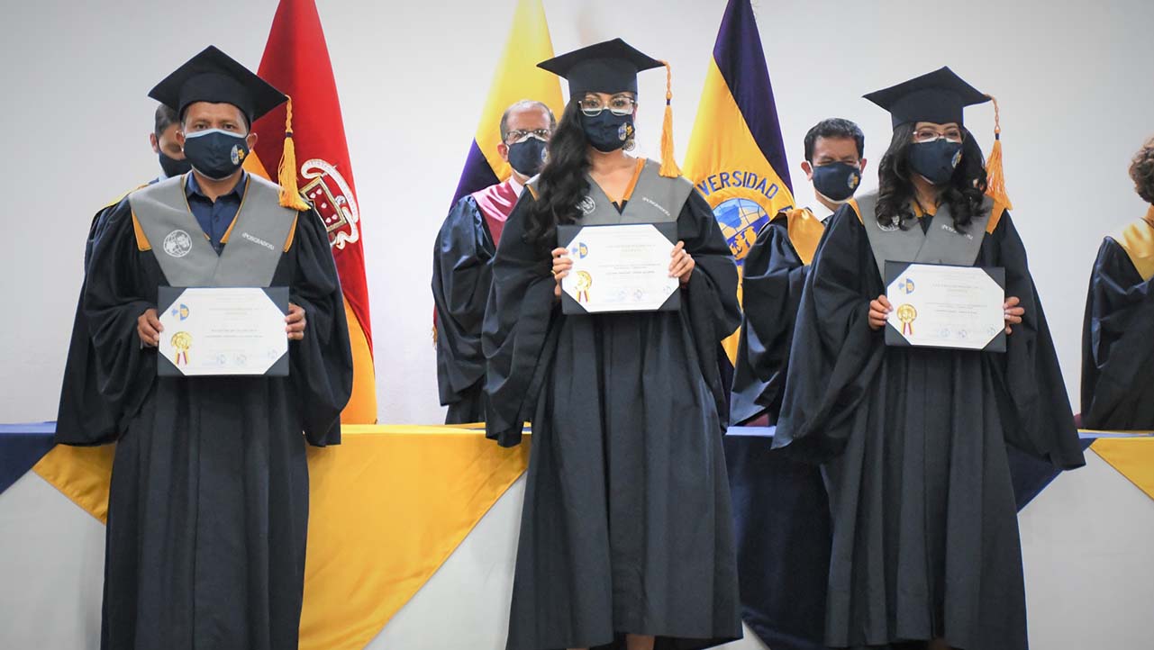 Profesionales que recibieron su título de cuarto nivel