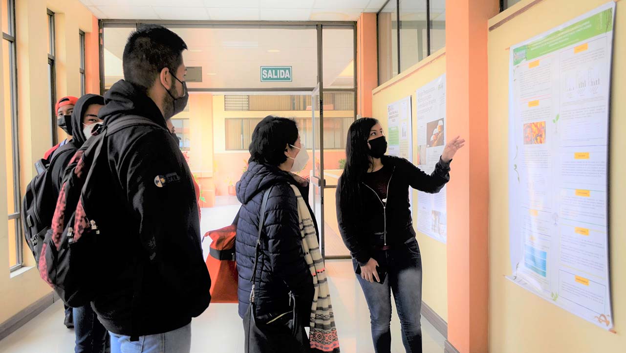 Estudiantes presentan sus poster científicos, actividad académica generada por la carrera