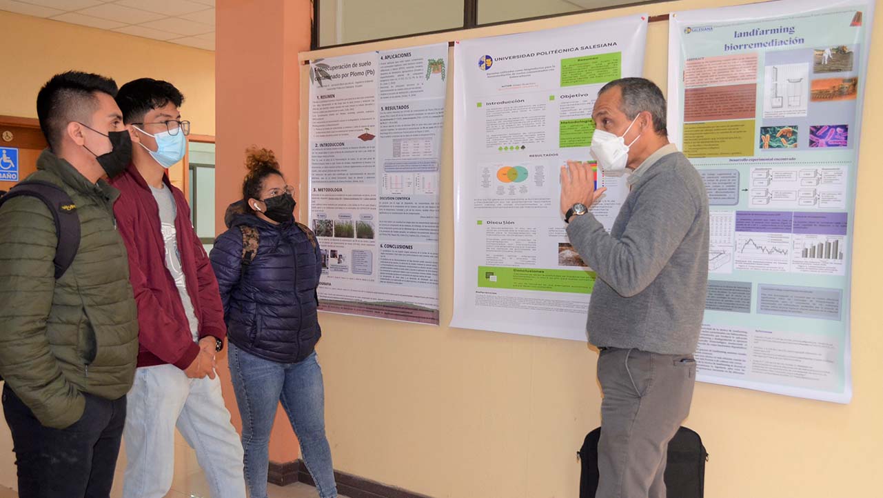 Estudiantes presentan sus poster científicos, actividad académica generada por la carrera