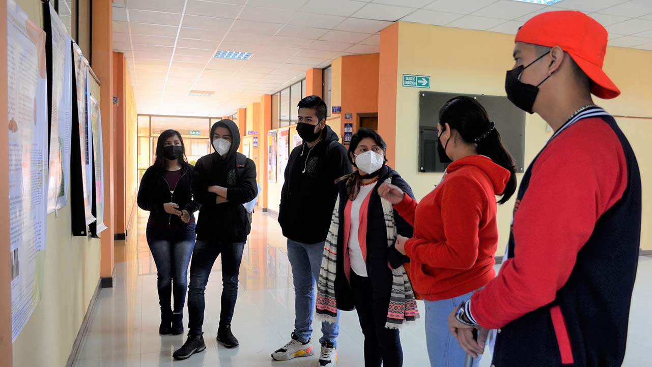 Estudiantes presentan sus poster científicos, actividad académica generada por la carrera