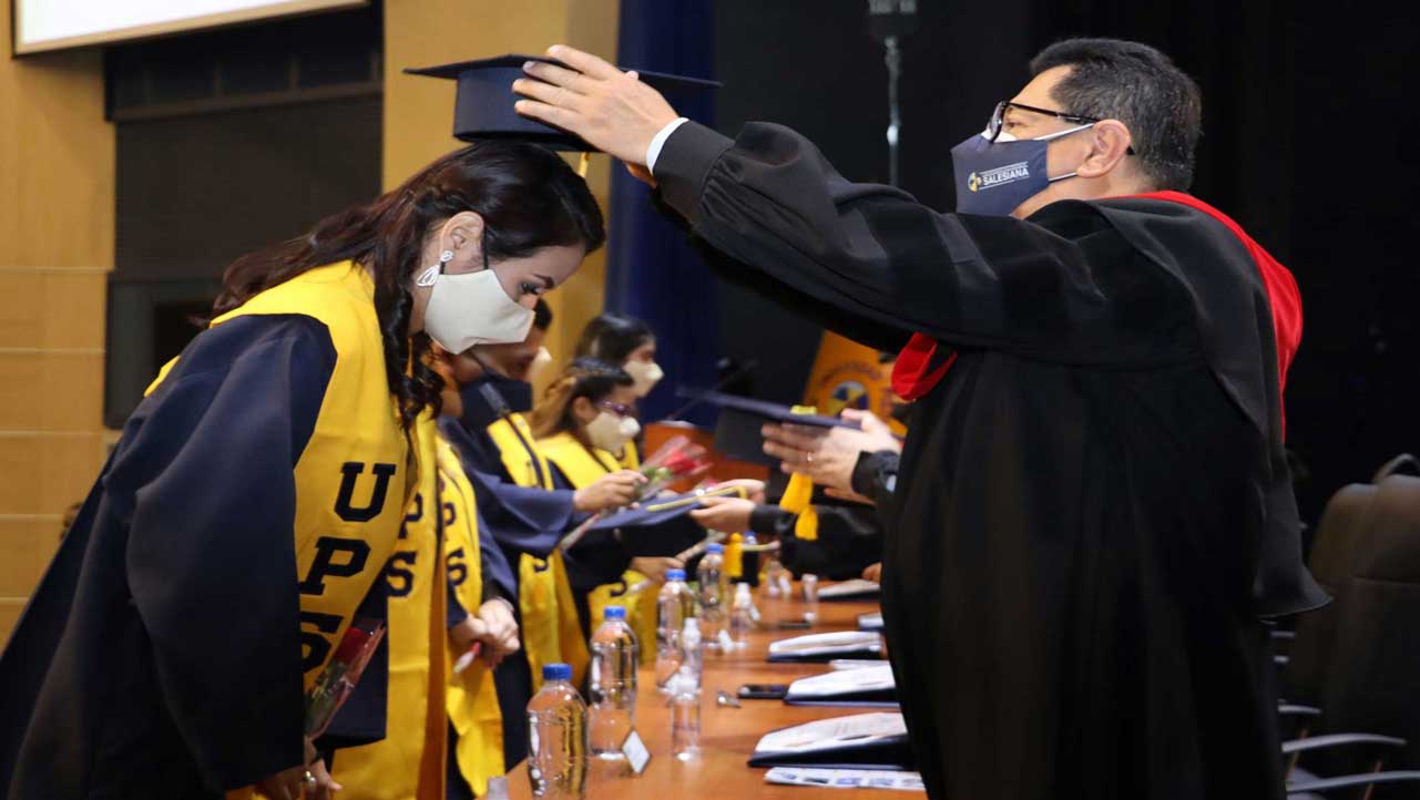 Imposición de birretes durante las ceremonias de graduación de la UPS.