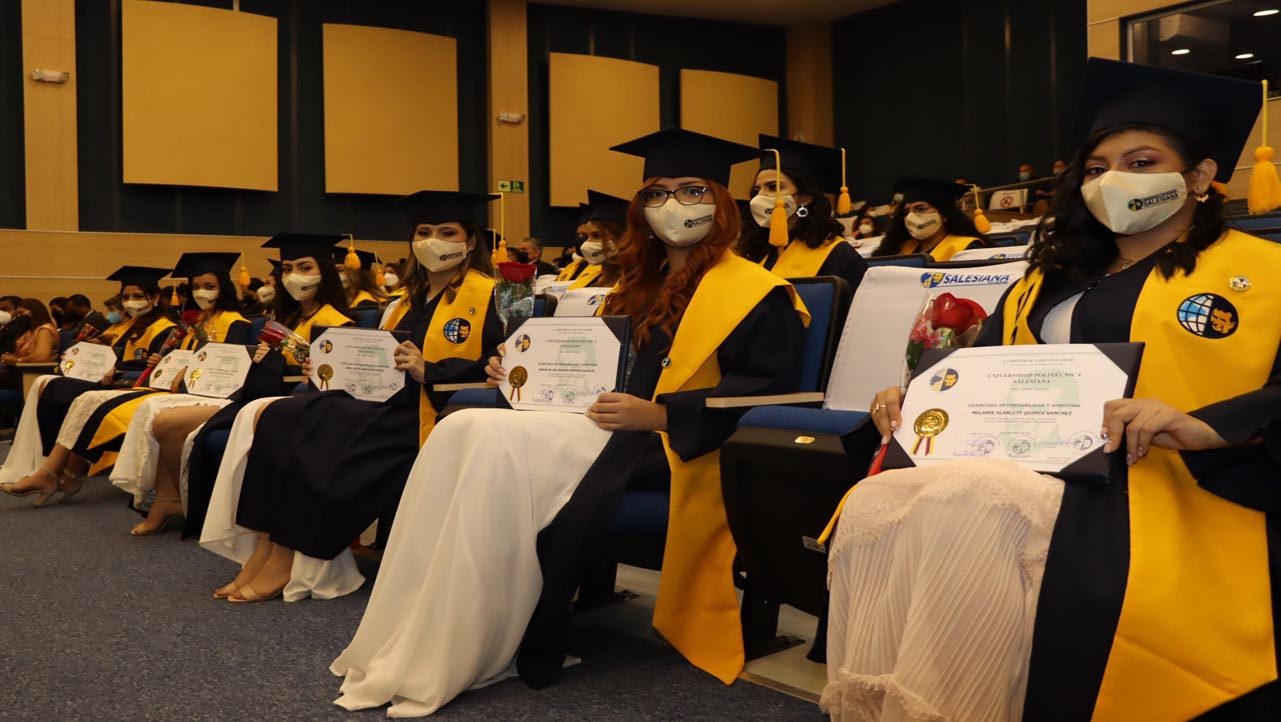 Graduadas de la carrera de Contabilidad y Auditoría, en la ceremonia de grado.