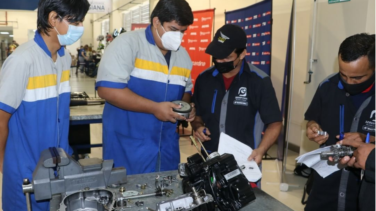 Estudiantes de la UPS capacitan a dueños de talleres automotrices en Guayaquil