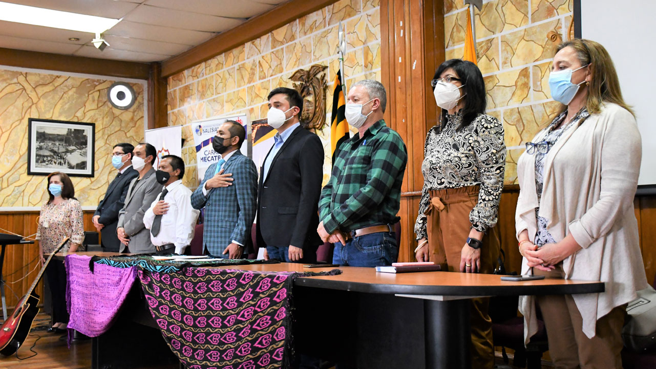 Director de Carrera de Mecatrónica junto a miembros de la Fundación CALEPCI