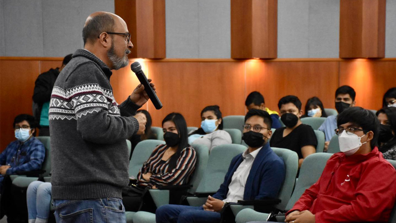 Padre Hugo Orozco durante el encuentro de estudiantes UPS Sede Cuenca