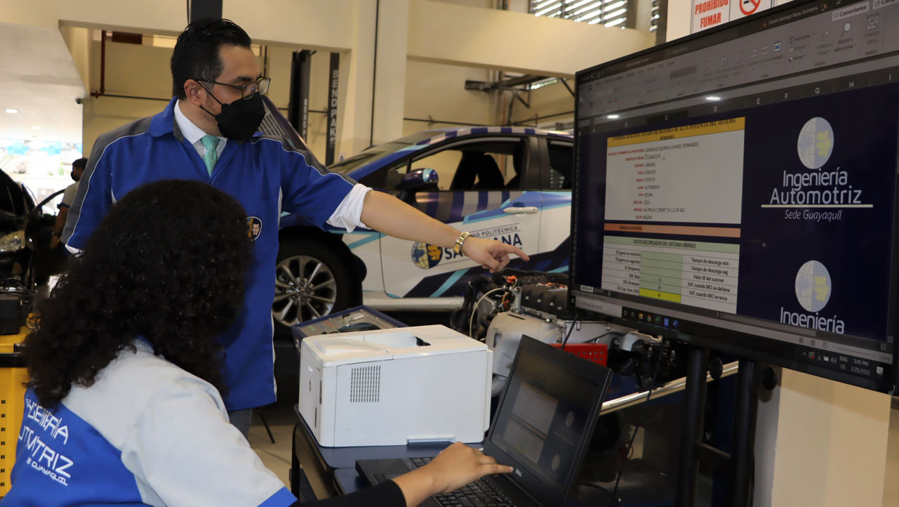 Renato Fierro, director de la carrera, realizando un análisis de los datos recopilados.