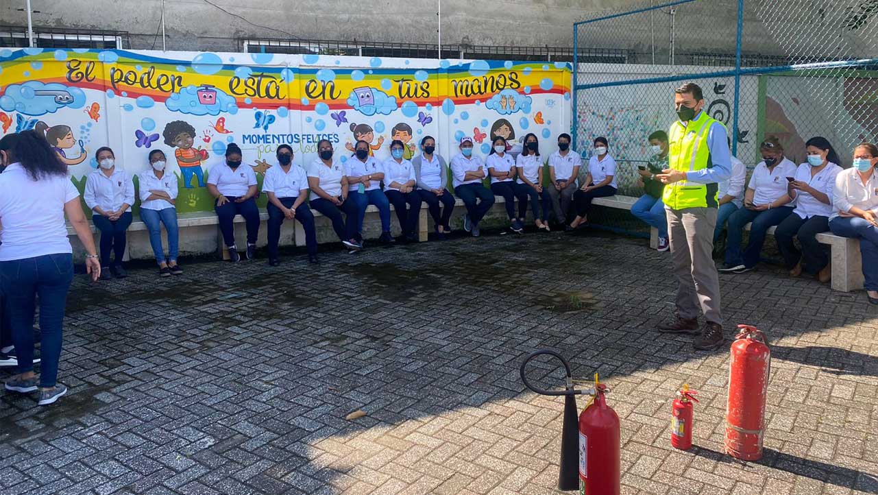 Estudiantes de la UPS capacitan al personal de la fundación niños con futuro