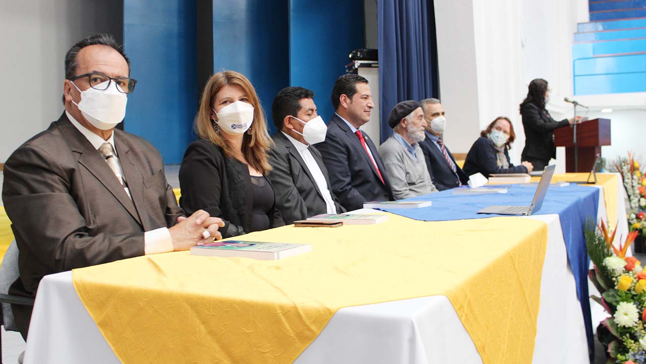 Mesa directiva durante la presentación del libro 