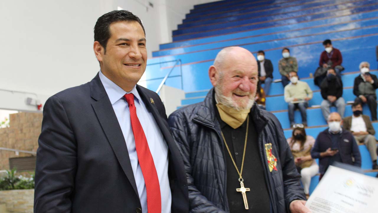 Entrega de reconocimiento por la Prefectura de Pichincha al P. Pío Baschirotto