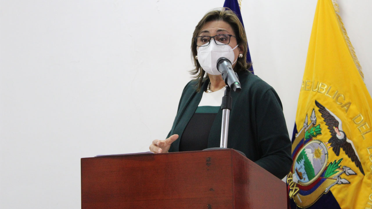Lourdes Pazmiño, de la UCE, comenta el libro “Productos naturales, investigación y perspectivas en Ecuador”