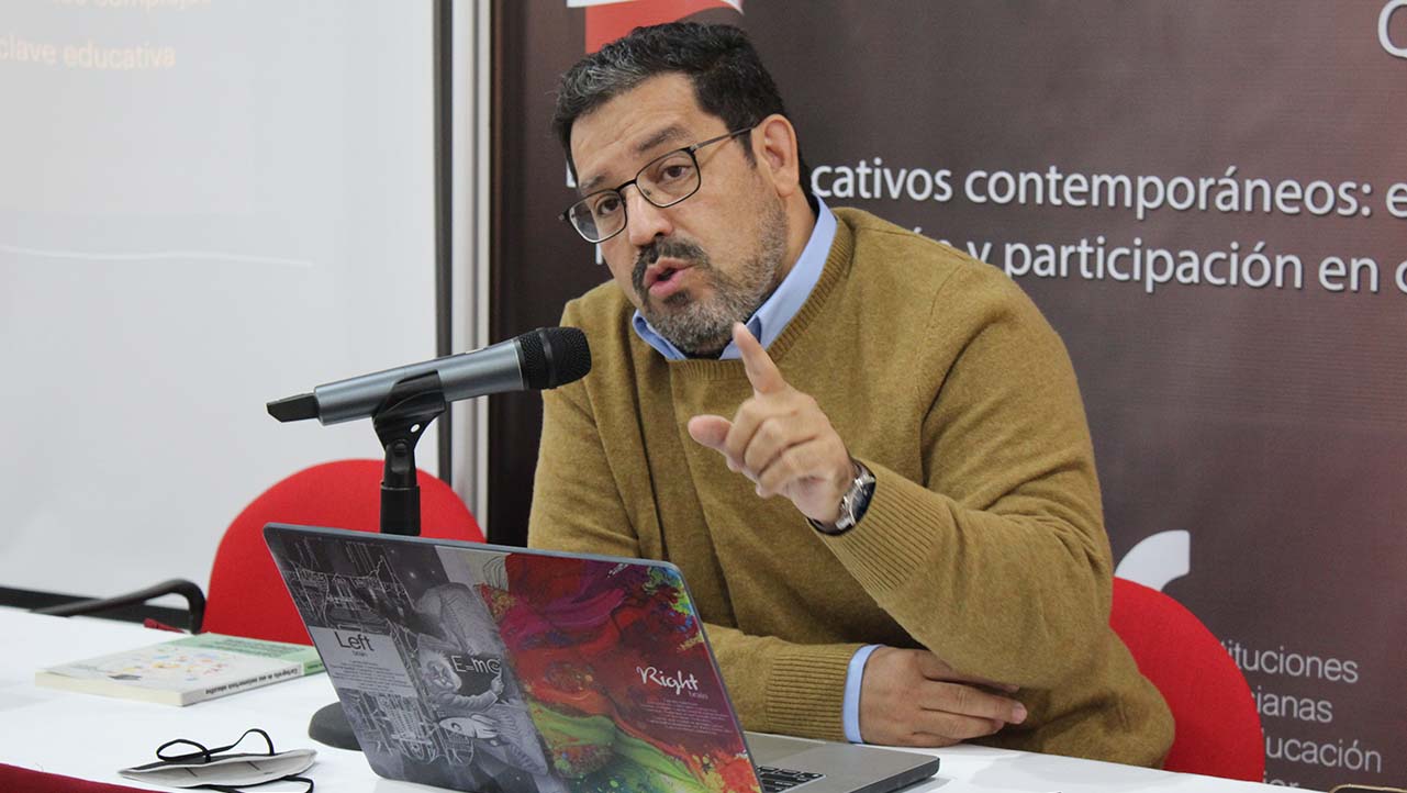 P. Alejandro Rodríguez durante la presentación de su ponencia