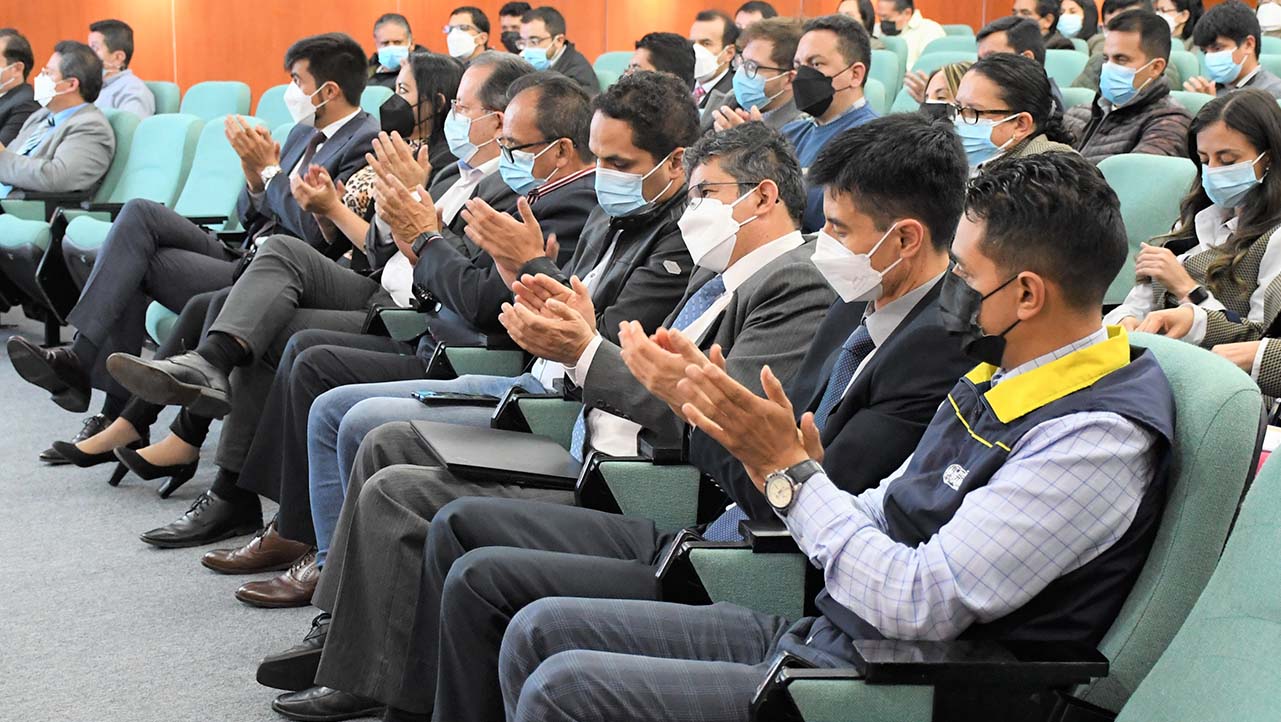 Comunidad universitaria presente en el Auditorio Monseñor Leonidas Proaño