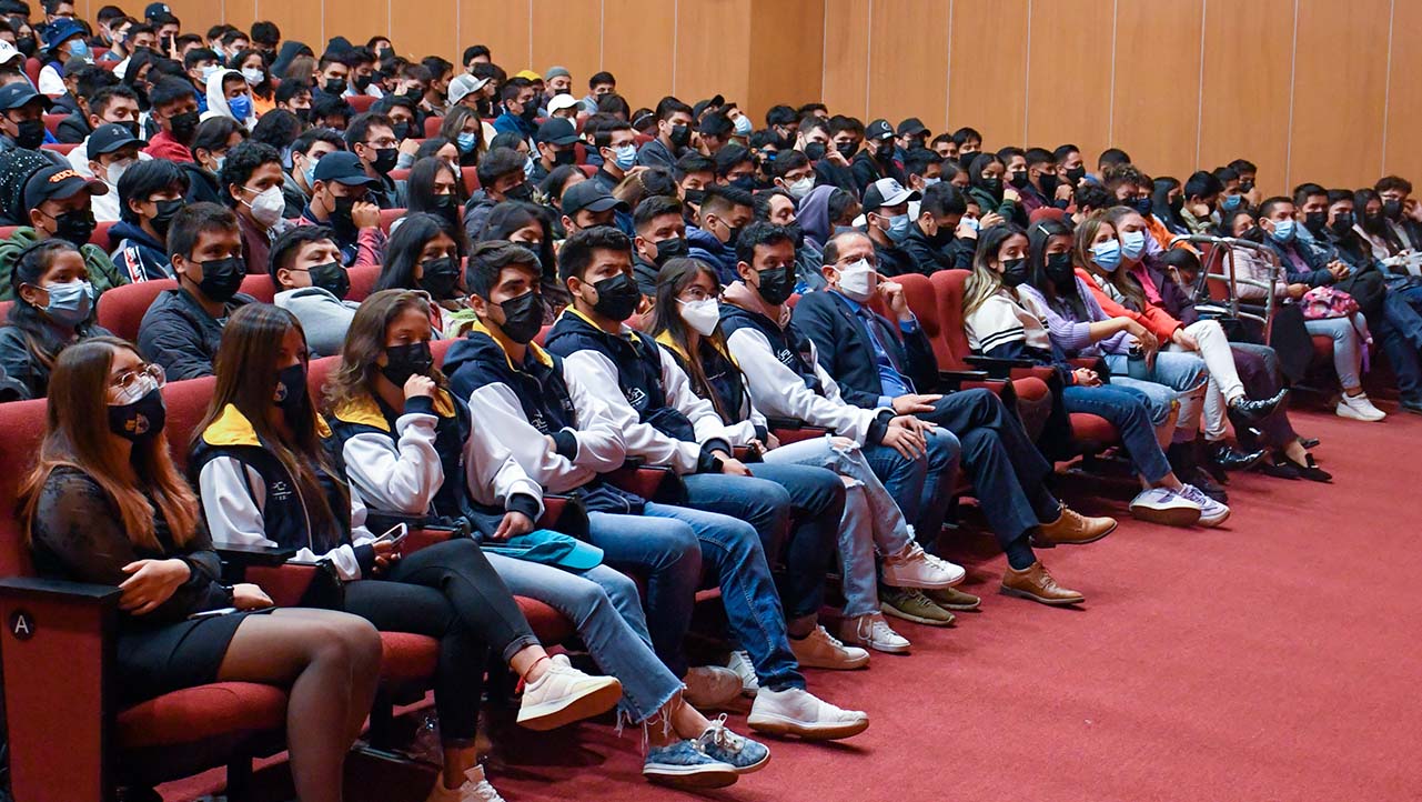 Estudiantes reciben la bienvenida al Periodo 60