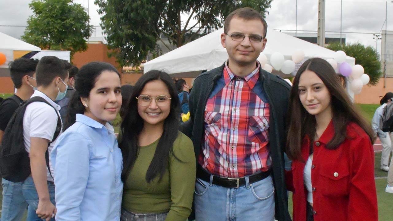 Estudiantes que participan de actividades preparadas en el polideportivo universitario