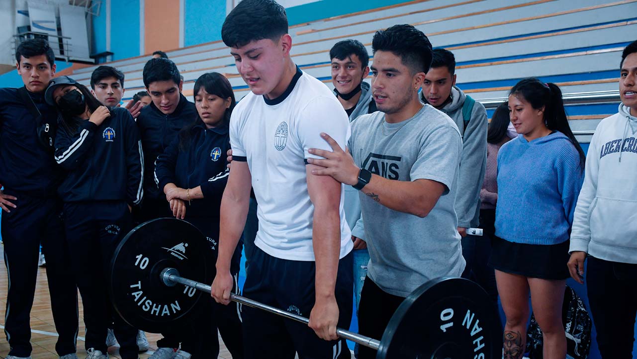 Estudiantes de la UPS exponiendo sus proyectos a los jóvenes bachilleres presentes en el Jóvenes bachilleres que fueron parte en el Impulsa TEC 2022