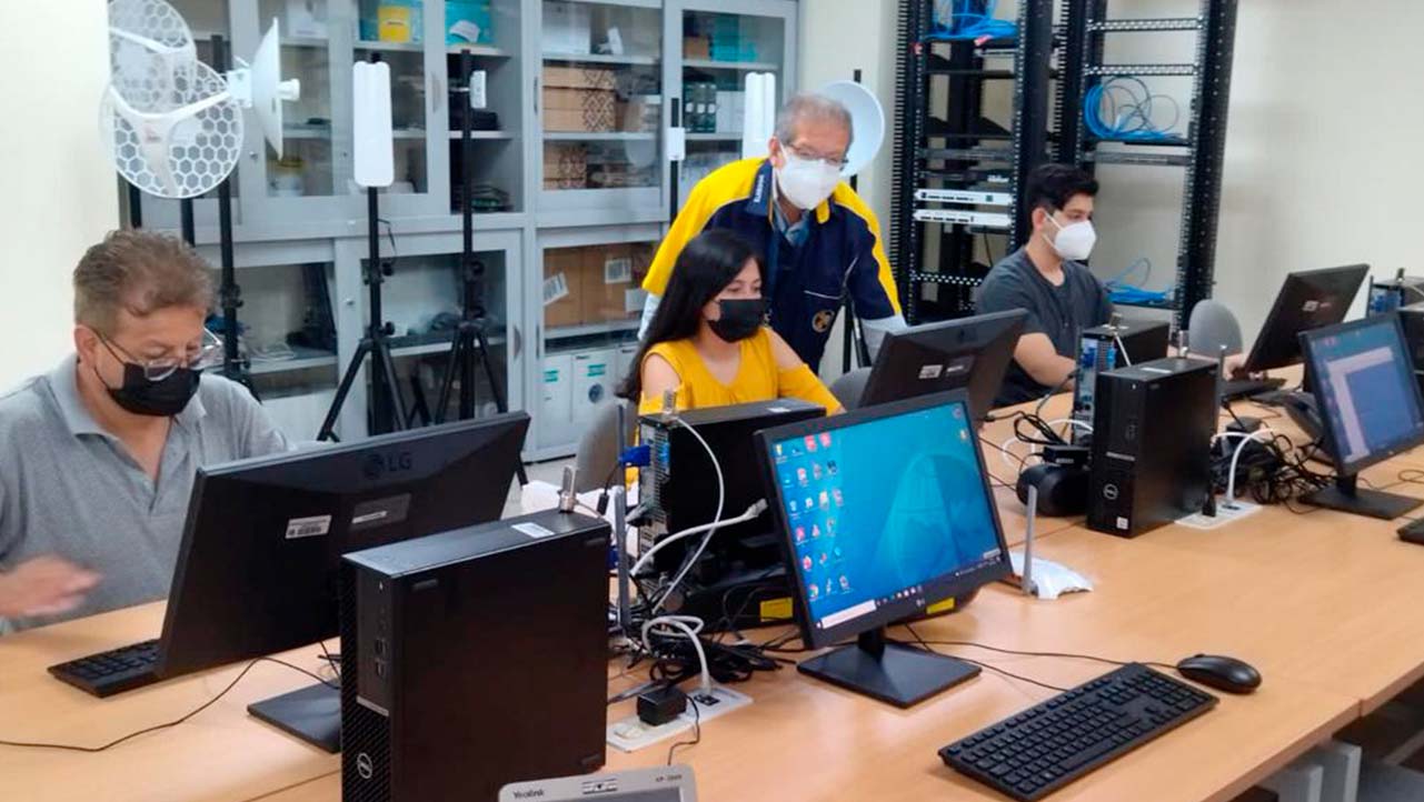 Estudiantes de Telecomunicaciones junto a sus capacitadores