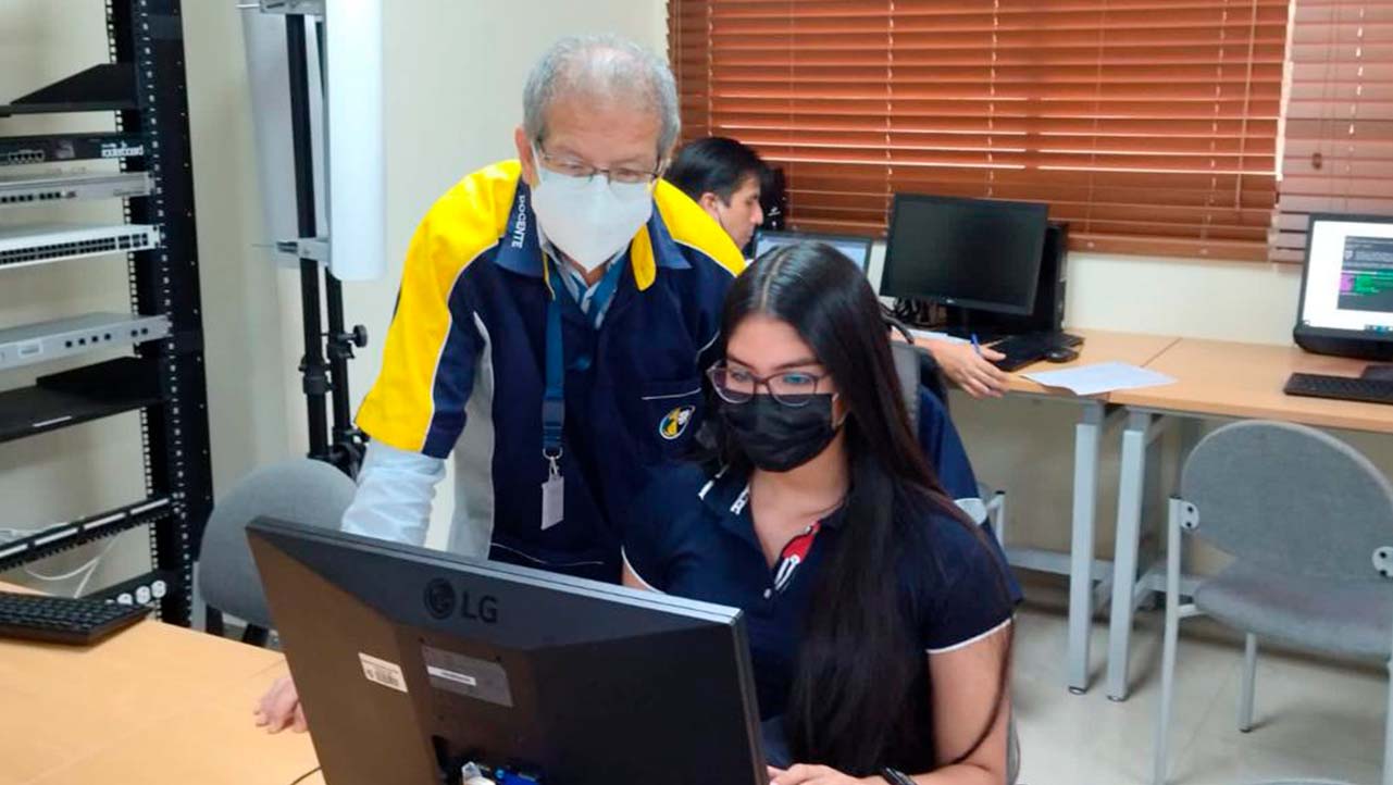 Estudiantes de Telecomunicaciones junto a sus capacitadores