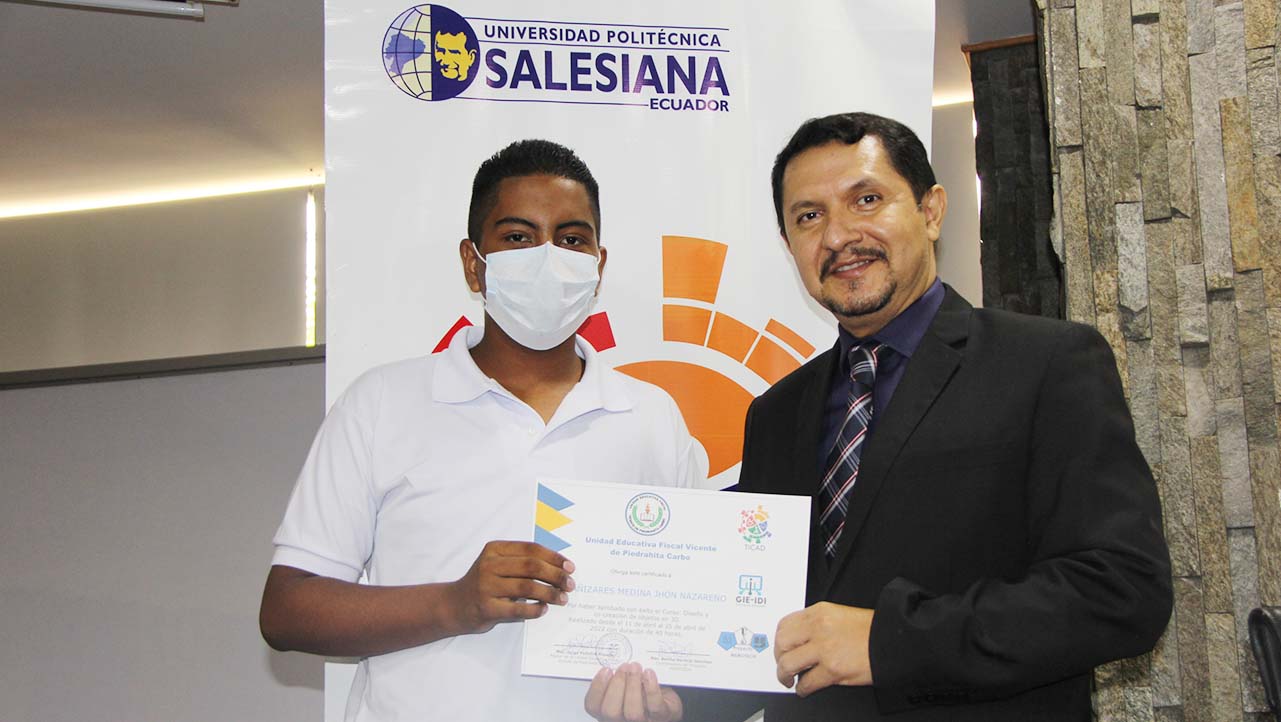 El Vicerrector de la sede Guayaquil, entrega certificado de finalización de curso a participante