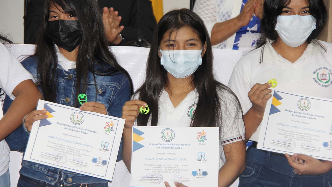 Jóvenes participantes del taller, reciben su certificado