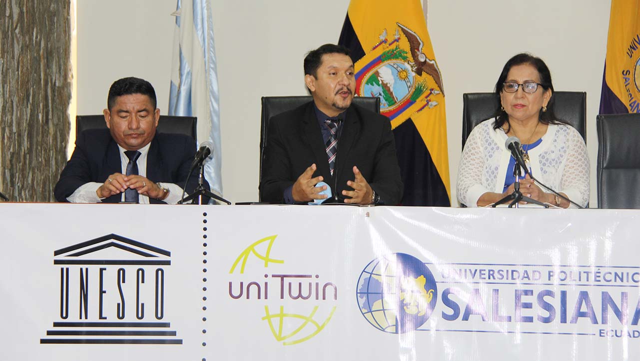 Mesa directiva durante la clausura del curso