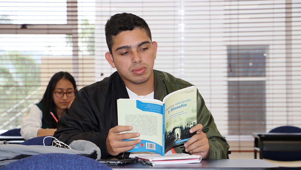 Estudiantes realizan sus trabajos de investigación tomando como referencia la obra