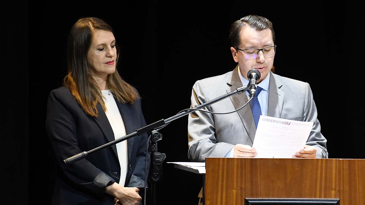 (De izq.) María Augusta Hermida y P. Juan Cárdenas durante la lectura del Manifiesto al Gobierno Nacional