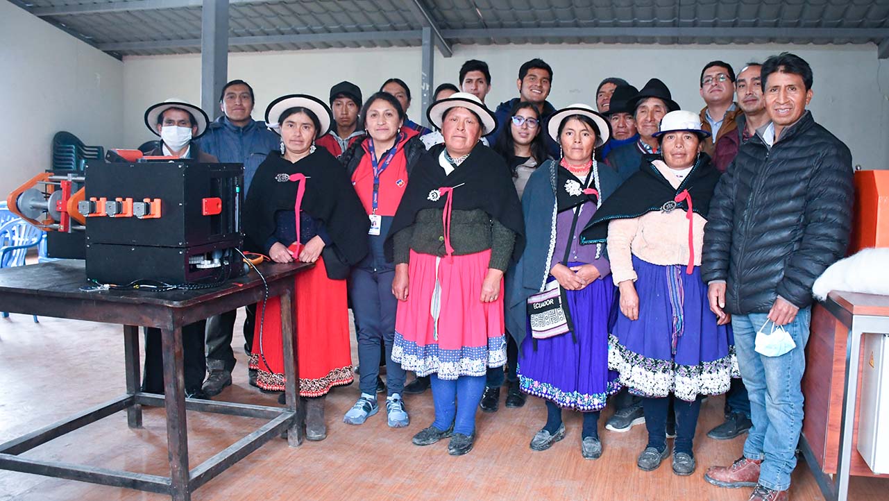 Craftsmen from the community of Caguanapamba