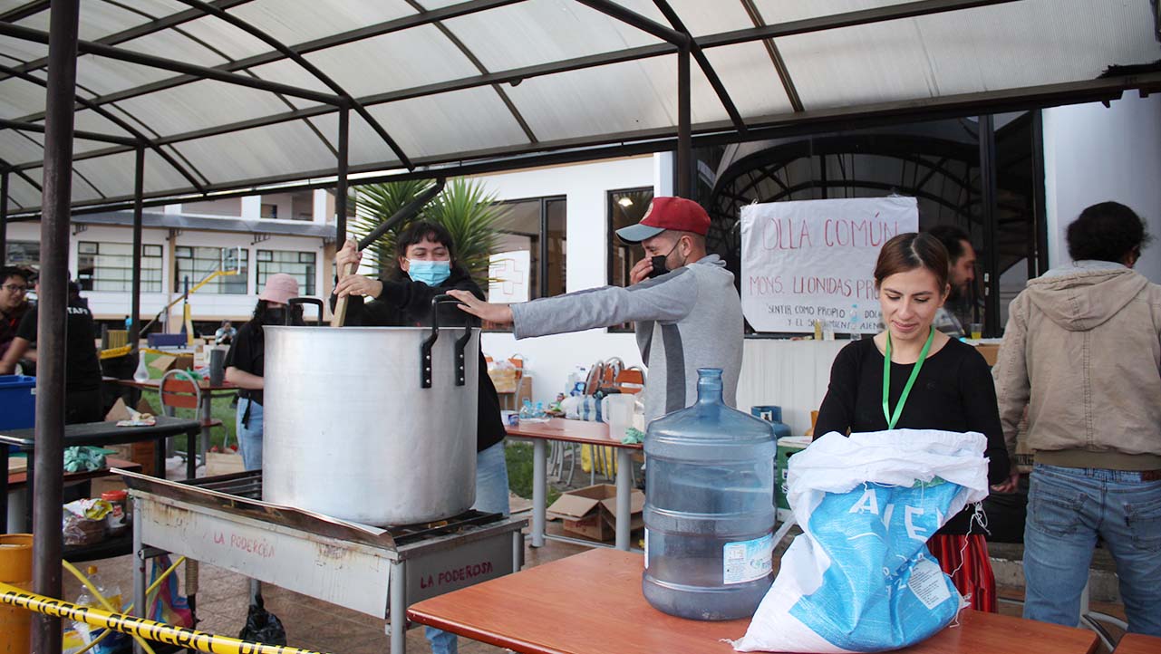 200 voluntarios entre docentes, estudiantes y personal administrativo se organizaron en brigadas de ayuda que trabajan día y noche