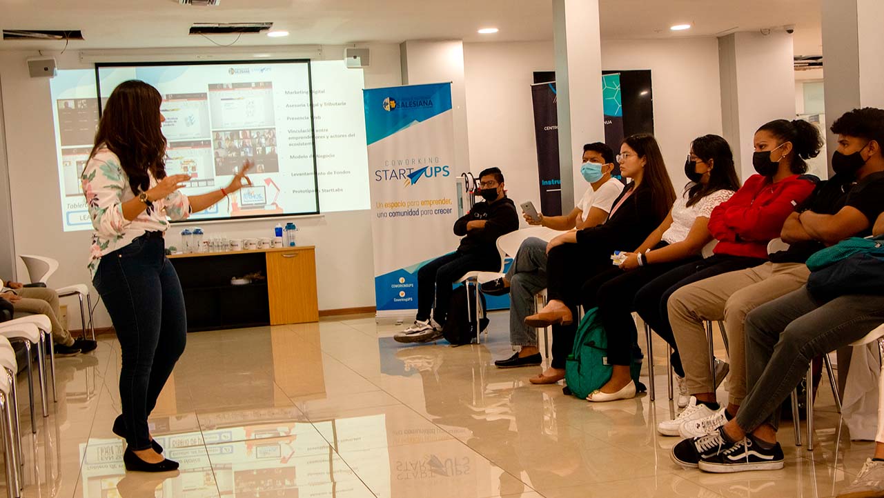 Victoria Izquieta durante su explicación a los estudiantes universitarios sobre las bondades el Coworking StartUPS