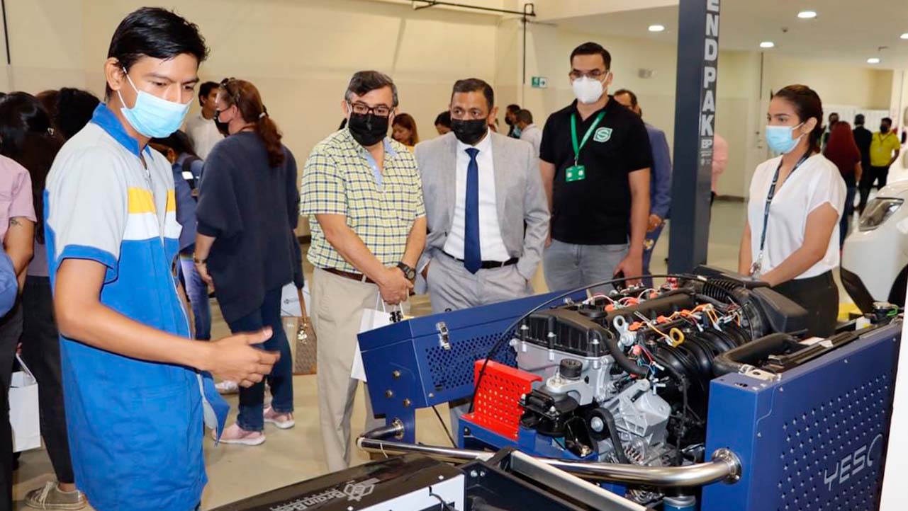 Estudiante de Ingeniería Automotriz expone la maquinaria que posee la carrera a los representantes de empresas
