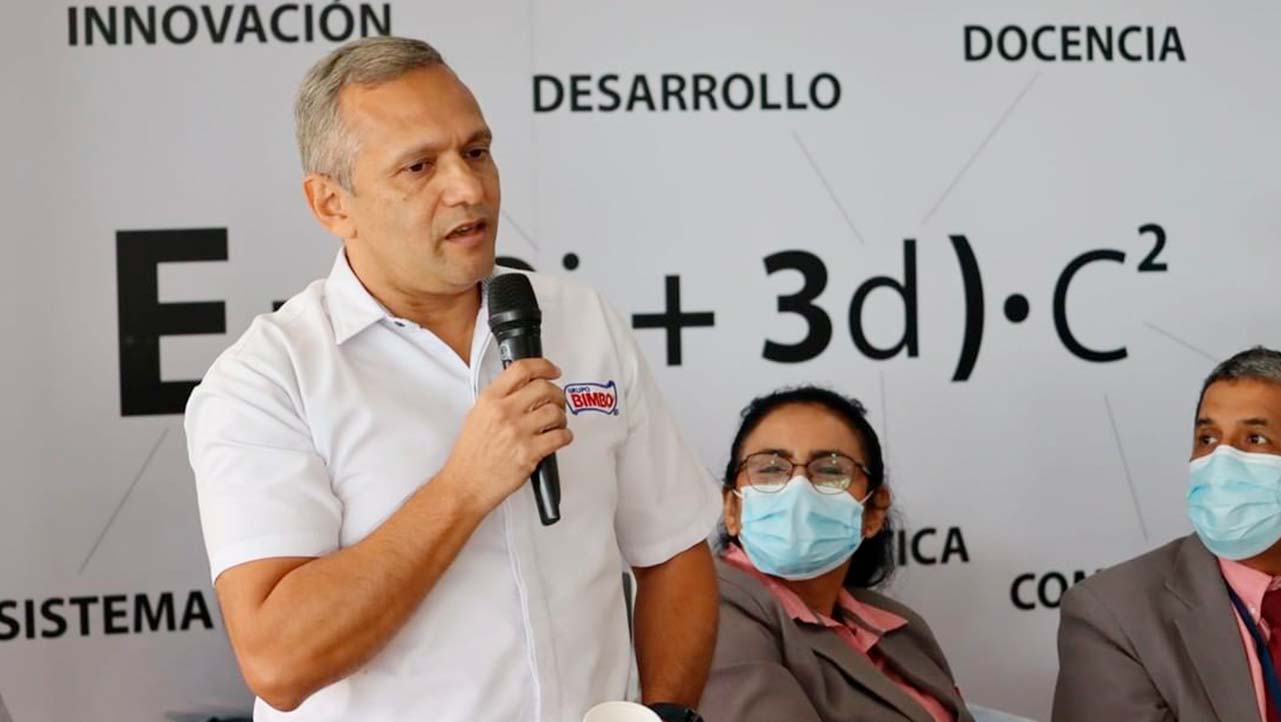 Representante Bimbo Ecuador presentando su propuesta a estudiantes de la UPS
