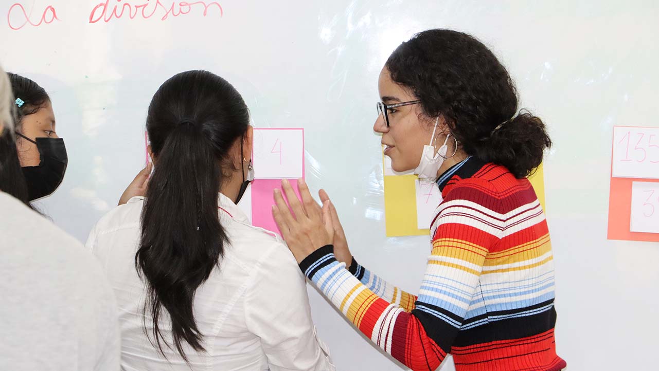 Estudiantes de Educación participan de las actividades junto a niñas y niños participantes del proyecto de vinculación