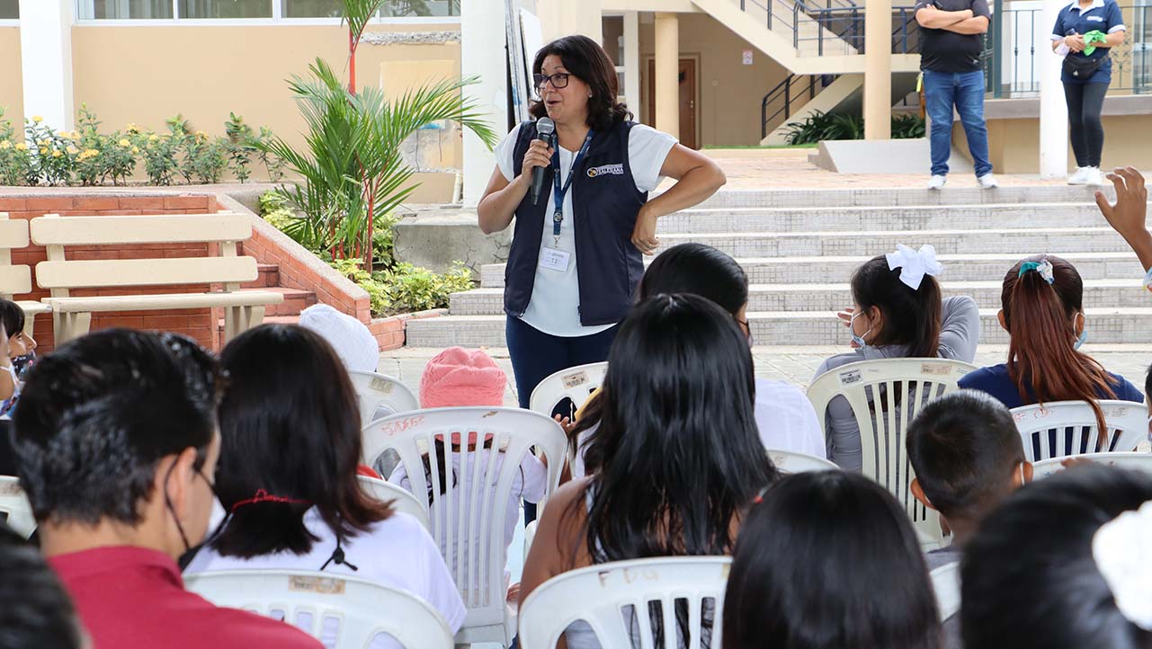 Susana Pombo explica a los niños, niñas y profesores el proyecto de vinculación que llevan adelante los estudiantes