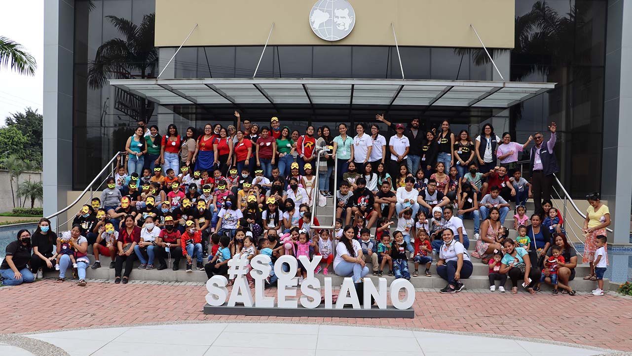 Foto grupal junto a los participantes del proyecto de vinculación con la colectividad