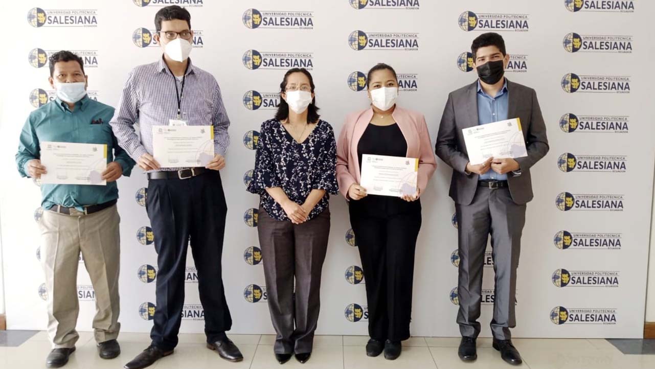 Participantes reciben sus certificados del proyecto para mejorar el aprendizaje de aquellos estudiantes