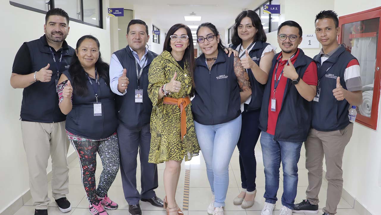 La Presidenta del CACES, recorrió los modernos laboratorios que cuenta la sede Guayaquil acompañado de docentes y estudiantes