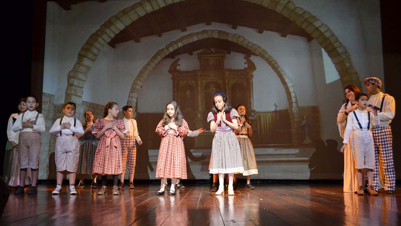 Niños y niñas durante la presentación de 