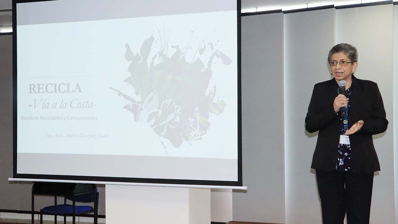 Carmen Palacios, directora de la carrera de Ingeniería Ambiental durante la bienvenida