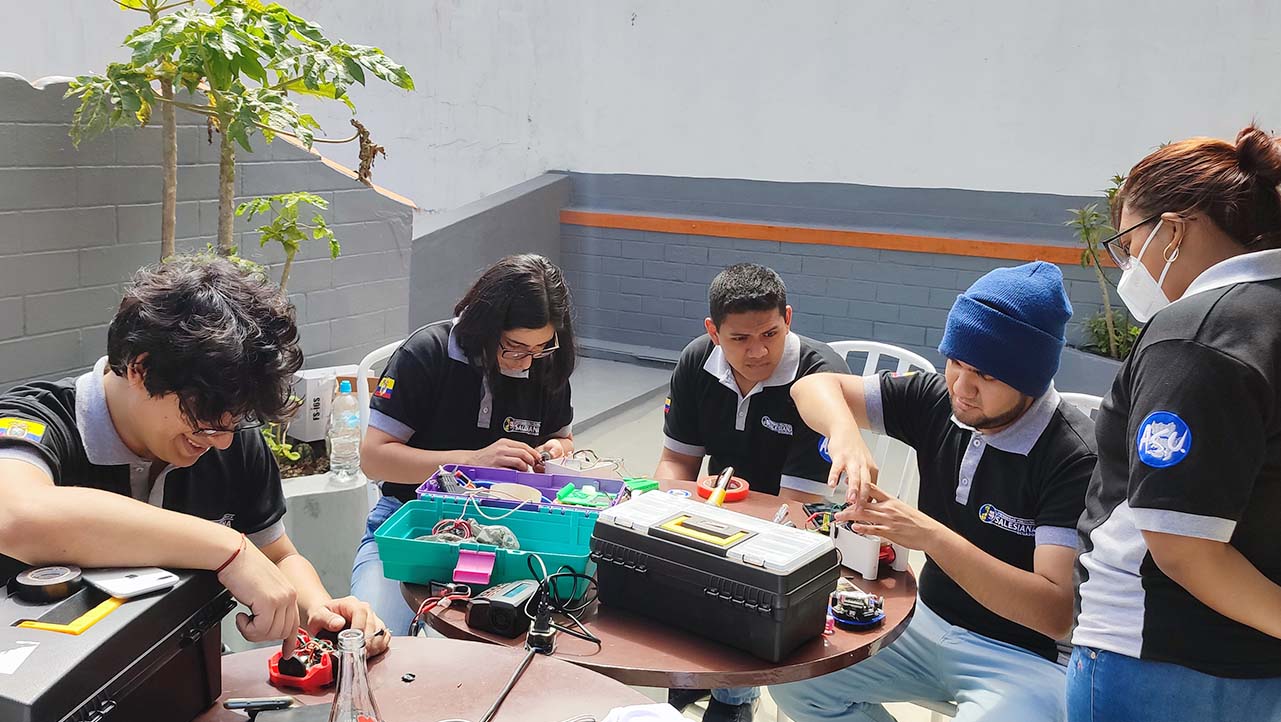 Delegación del club de Robótica de la sede Guayaquil durante su participación en el ChaskiBots