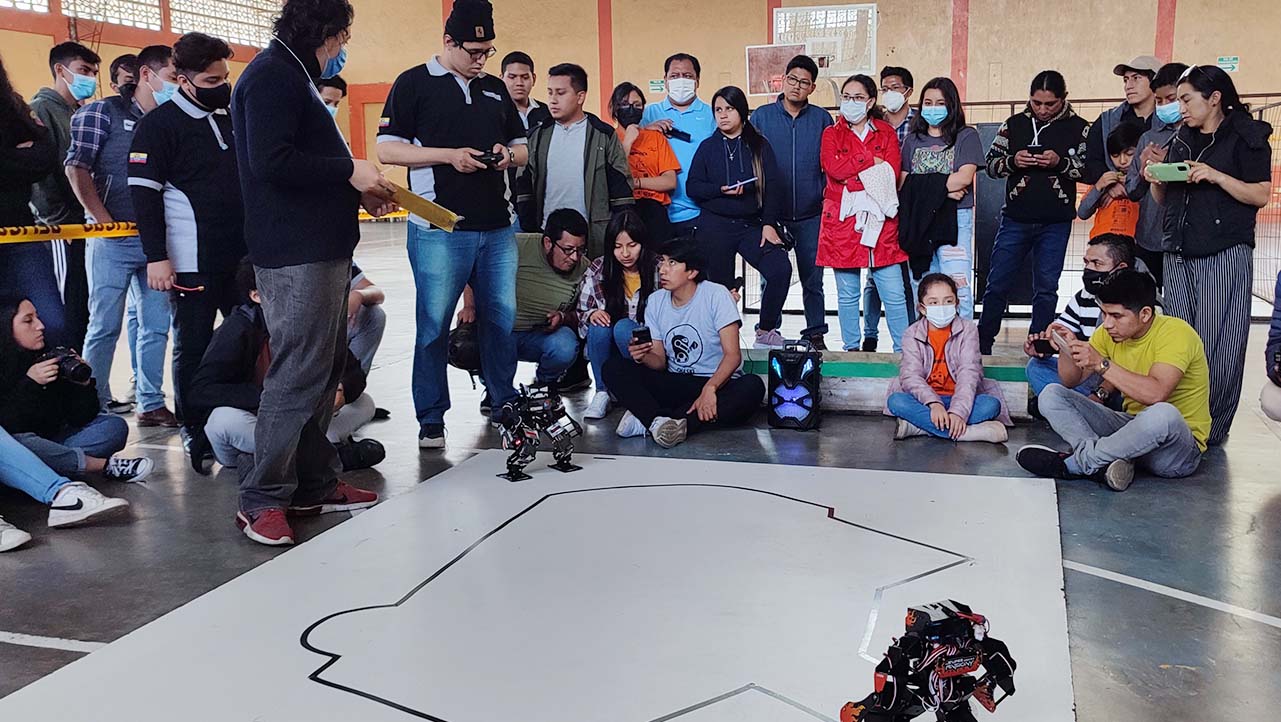 Delegación del club de Robótica de la sede Guayaquil durante su participación en el ChaskiBots