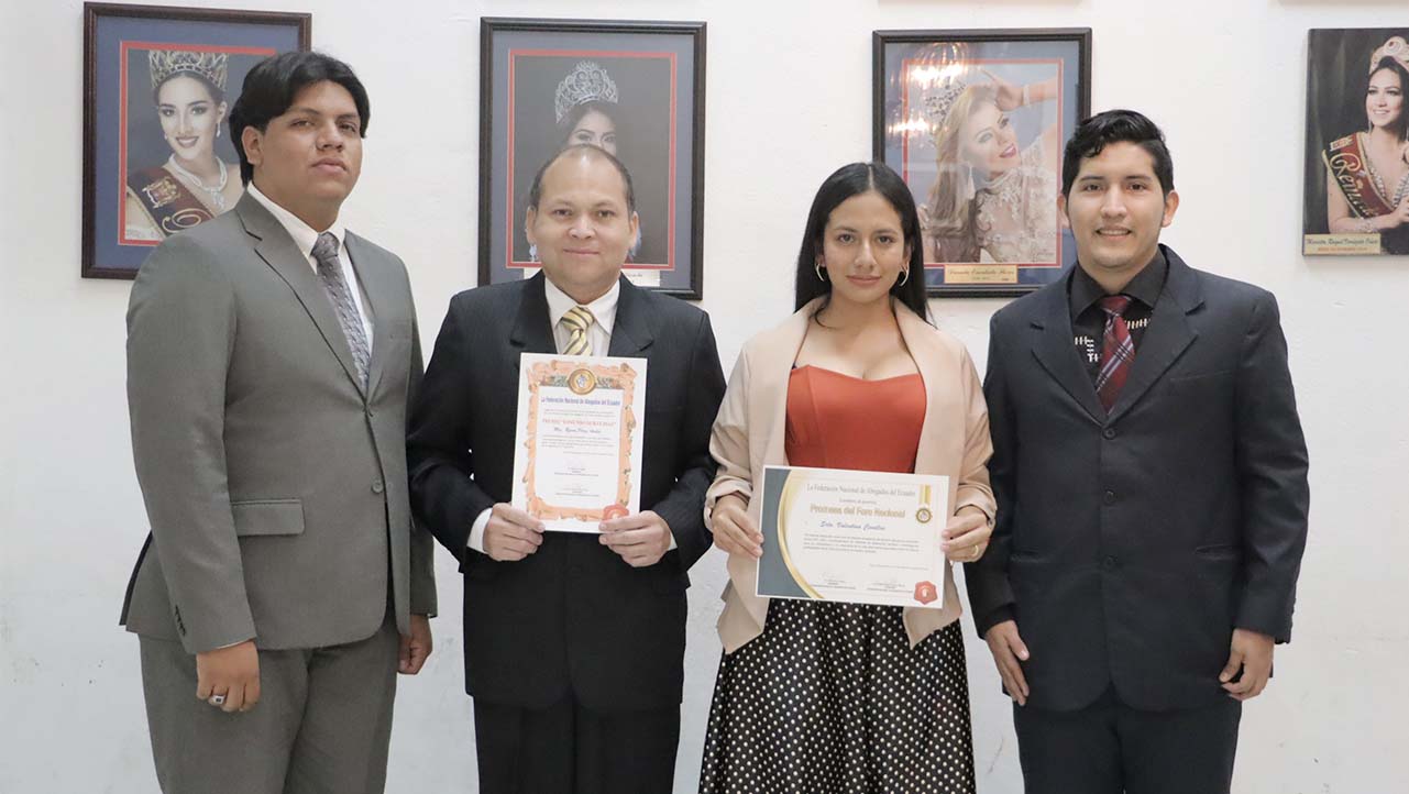 Estudiantes de la carrera de Derecho de la sede Guayaquil junto a su Director de carrera
