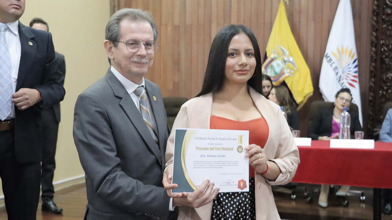Valentina Cevallos recibe el reconocimiento “Promesa del Foro” entregado por el gremio nacional de juristas