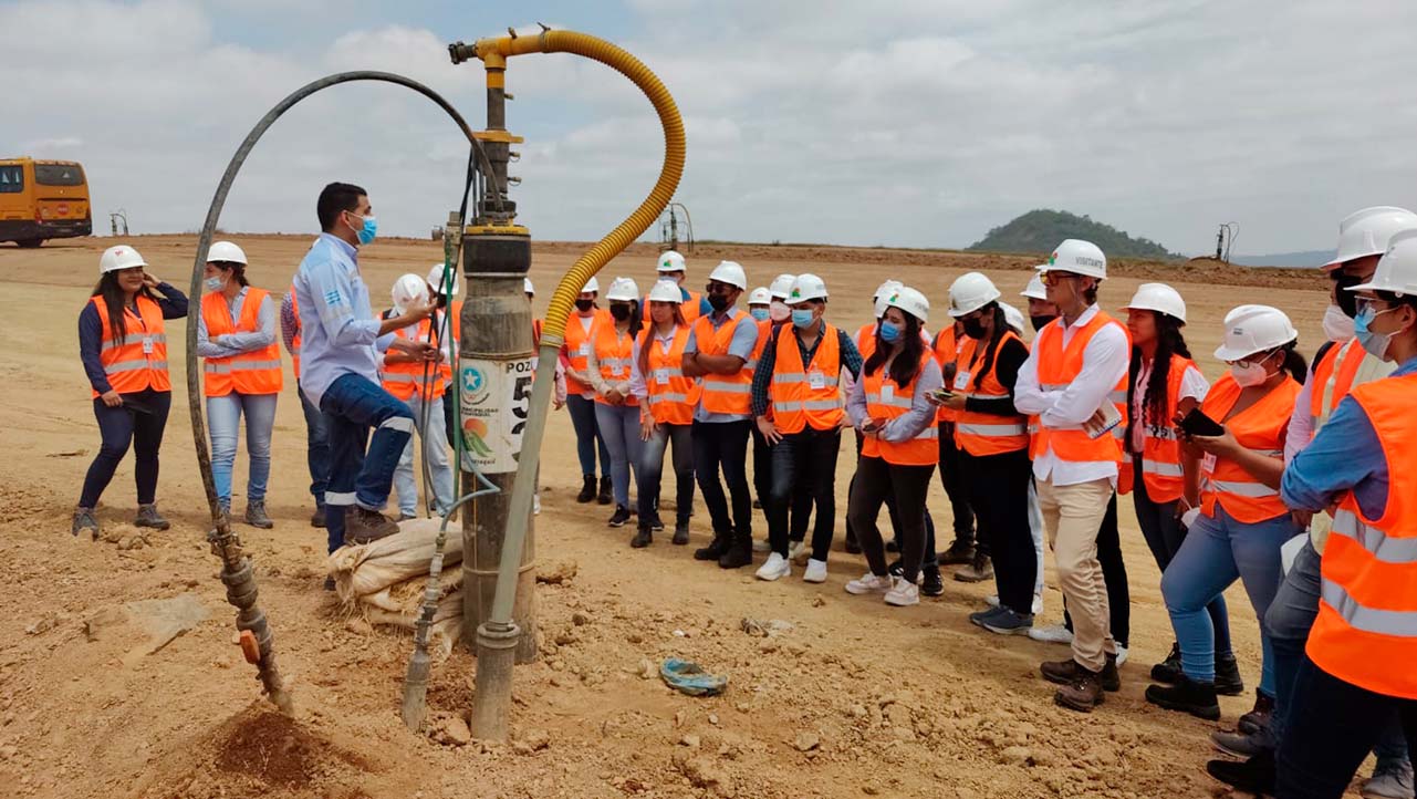 Estudiantes durante su visita técnica